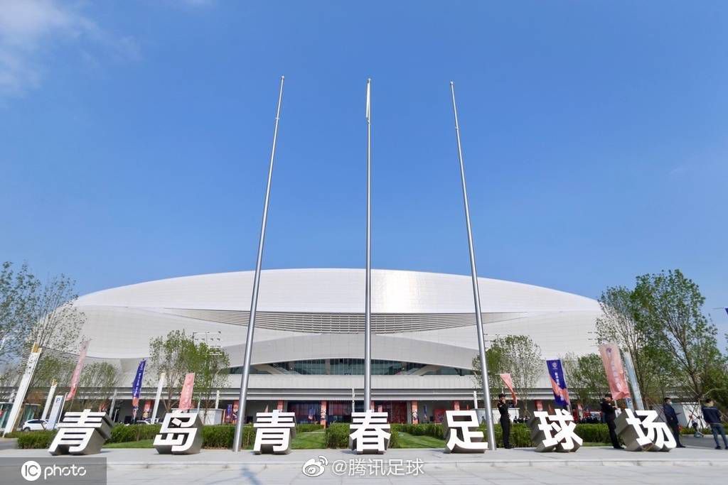 他压低声音，对身边的爸爸叶长空抱怨道：也不知道这叶辰到底哪来这么大的架子。